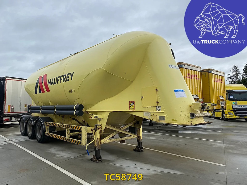 SPITZER - Tartályos félpótkocsi: 4 kép. SPITZER - Tartályos félpótkocsi: 4 kép.