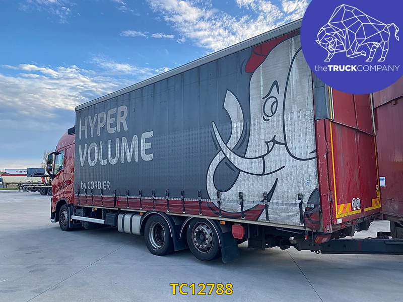 Volvo FH 500 - Ponyvás teherautó: 2 kép. Volvo FH 500 - Ponyvás teherautó: 2 kép.