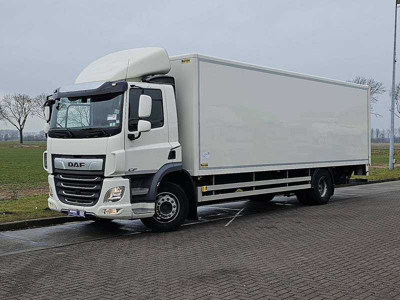 DAF CF 290 - Dobozos felépítményű teherautó: 2 kép. DAF CF 290 - Dobozos felépítményű teherautó: 2 kép.