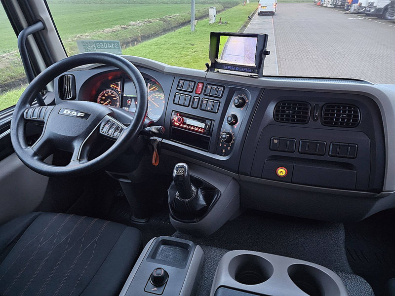 Interior photo 2: DAF LF 230 19T MANUAL AIRCO lízing DAF LF 230 19T MANUAL AIRCO