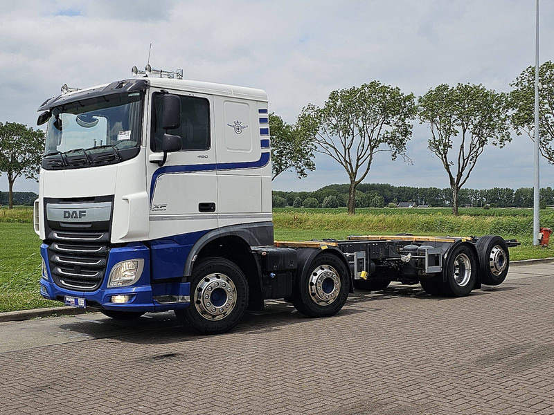DAF XF 460 8X2 MAN. INT. ADR - Alvaz teherautó: 2 kép. DAF XF 460 8X2 MAN. INT. ADR - Alvaz teherautó: 2 kép.