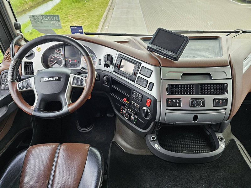 Interior photo 1: Billenőplatós teherautó DAF XF 530 8X4 FAW STEEL TIPPER