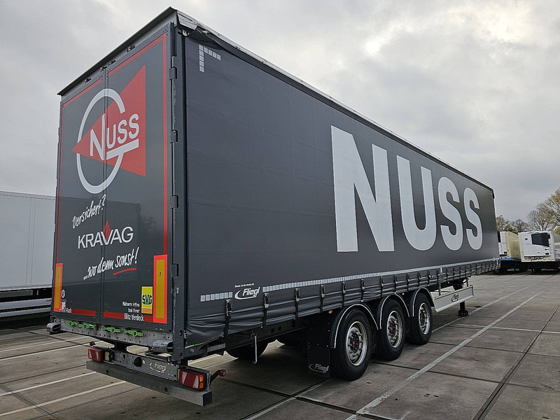 Fliegl SCHUIFZ COIL - Ponyvás félpótkocsi: 2 kép. Fliegl SCHUIFZ COIL - Ponyvás félpótkocsi: 2 kép.