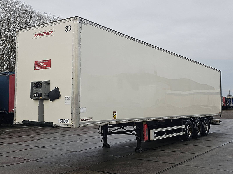 Fruehauf FKSRT - Félpótkocsi dobozos: 1 kép. Fruehauf FKSRT - Félpótkocsi dobozos: 1 kép.