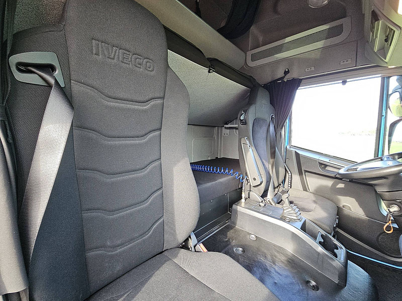 Ponyvás teherautó Iveco 150E30 EUROCARGO Sleepcab,Edscha: 14 kép.