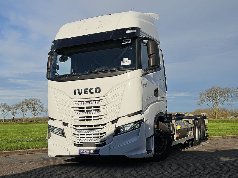 Iveco S-WAY AS260S46 6x2*4 LNG GAS - Cserefelépítményes teherautó: 1 kép. Iveco S-WAY AS260S46 6x2*4 LNG GAS - Cserefelépítményes teherautó: 1 kép.