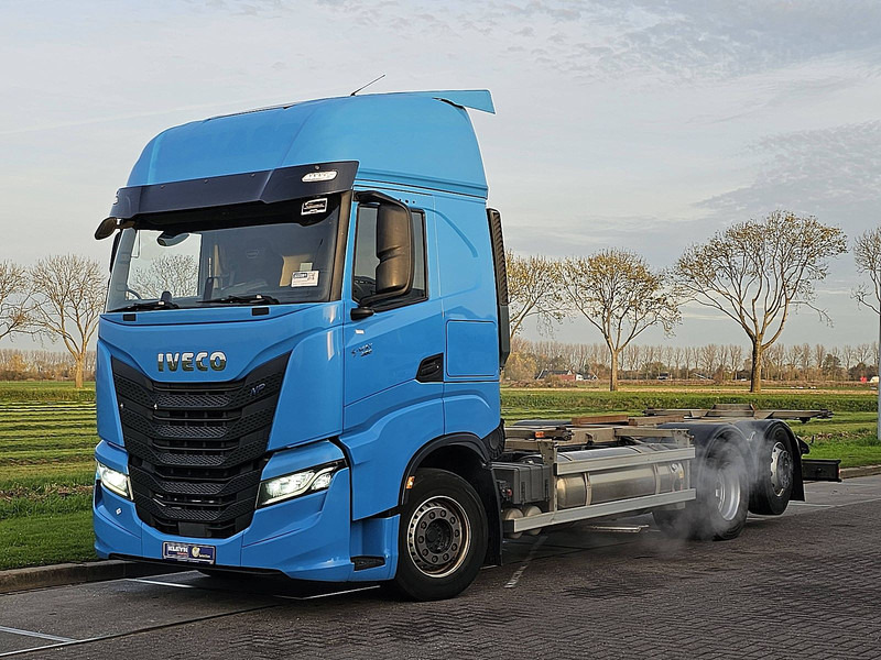 Iveco S-WAY AS260S46 LNG - Cserefelépítményes teherautó: 2 kép. Iveco S-WAY AS260S46 LNG - Cserefelépítményes teherautó: 2 kép.
