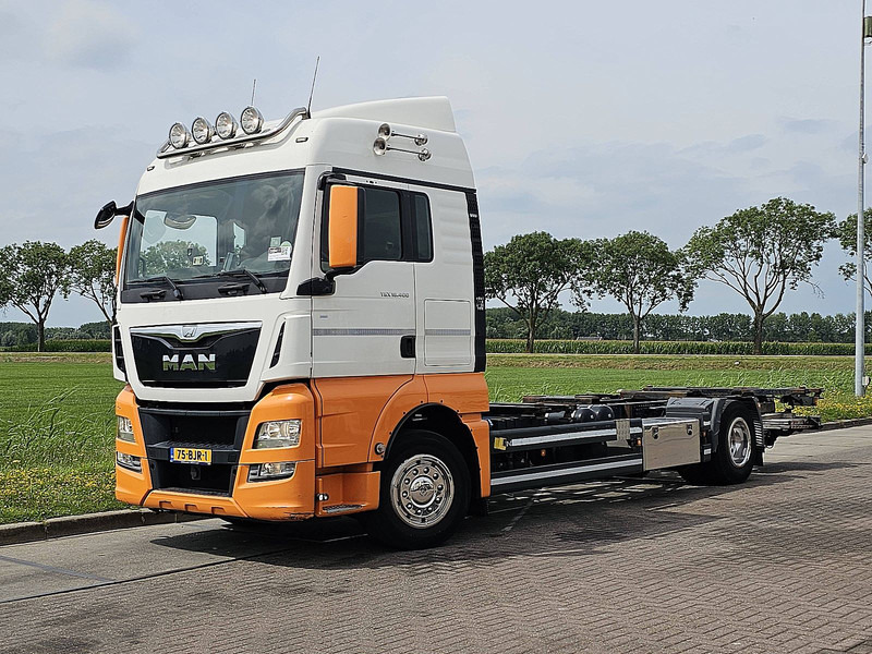 MAN 18.400 TGX XLX 4X2 2T LIFT INT. - Cserefelépítményes teherautó: 2 kép. MAN 18.400 TGX XLX 4X2 2T LIFT INT. - Cserefelépítményes teherautó: 2 kép.