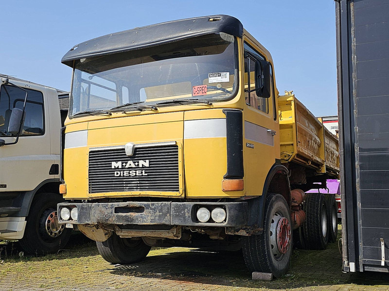 MAN 26.281 DFK 6X4 STEEL 6 CYL. - Billenőplatós teherautó: 1 kép. MAN 26.281 DFK 6X4 STEEL 6 CYL. - Billenőplatós teherautó: 1 kép.