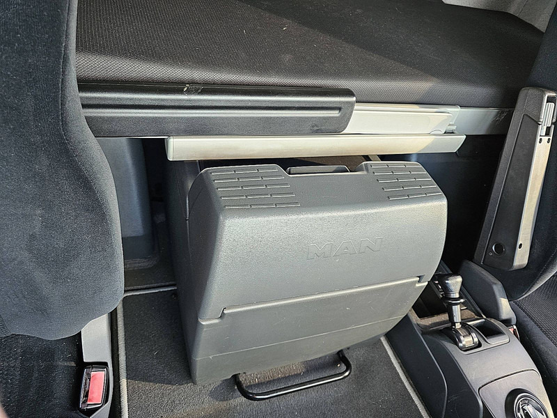 Dobozos felépítményű teherautó MAN 26.320 TGS: 10 kép.