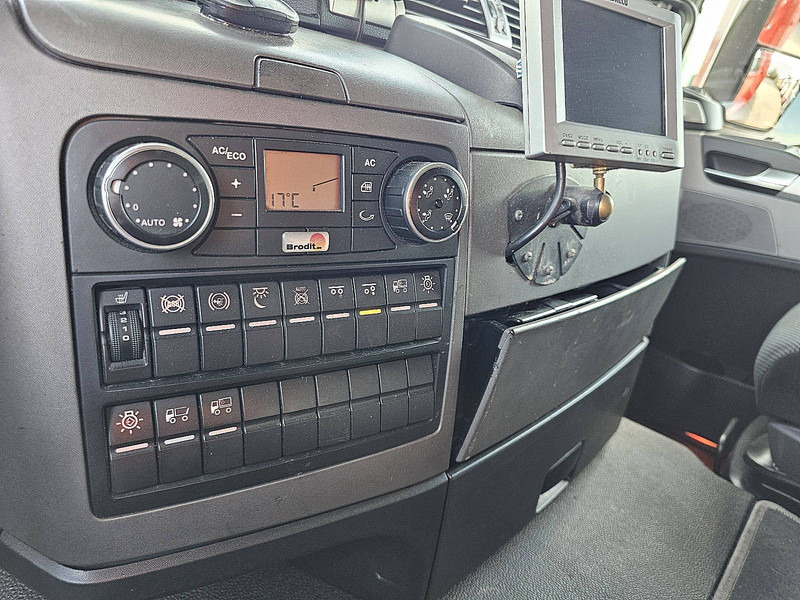 Dobozos felépítményű teherautó MAN 26.320 TGS: 13 kép.