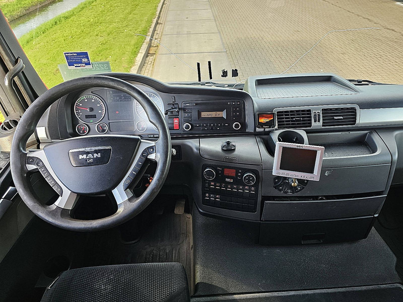 Dobozos felépítményű teherautó MAN 26.320 TGS: 8 kép.