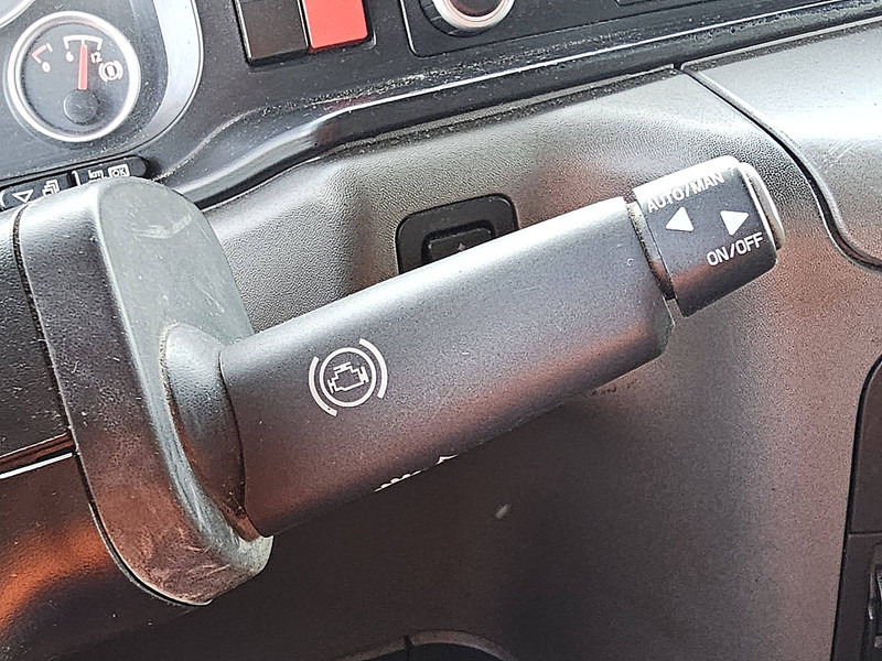 Dobozos felépítményű teherautó MAN 26.320 TGS: 14 kép.