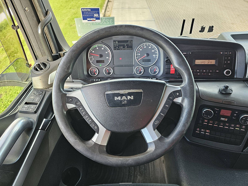 Dobozos felépítményű teherautó MAN 26.320 TGS: 12 kép.