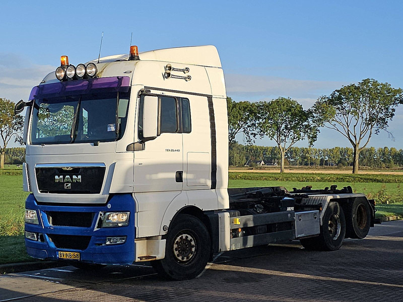 MAN 28.440 TGX - Horgos rakodó teherautó: 2 kép. MAN 28.440 TGX - Horgos rakodó teherautó: 2 kép.