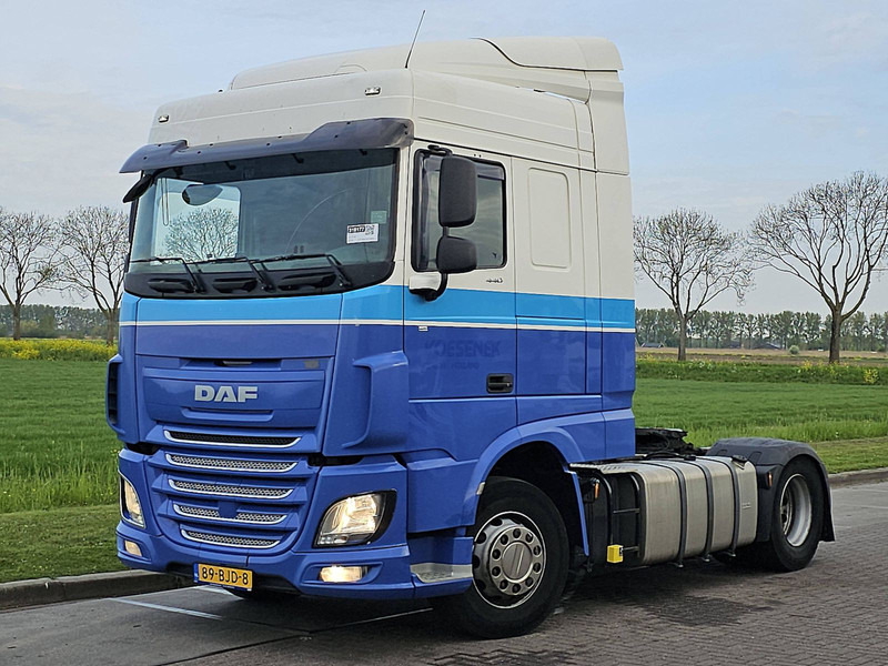 DAF XF 440 SPACECAB 2X TANK - Nyergesvontató: 2 kép. DAF XF 440 SPACECAB 2X TANK - Nyergesvontató: 2 kép.