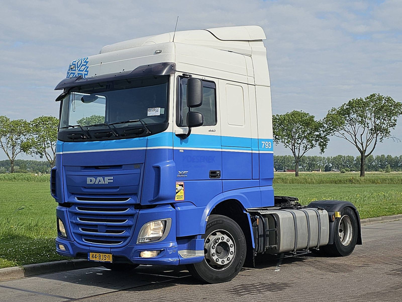 DAF XF 440 SPACECAB 2X TANK - Nyergesvontató: 2 kép. DAF XF 440 SPACECAB 2X TANK - Nyergesvontató: 2 kép.