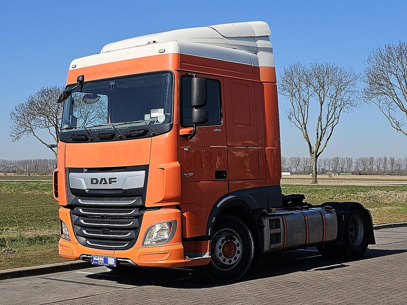 DAF XF 450 SPACECAB 2X TANK - Nyergesvontató: 2 kép. DAF XF 450 SPACECAB 2X TANK - Nyergesvontató: 2 kép.