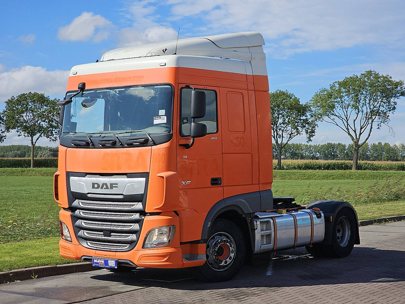 DAF XF 450 SPACECAB 2X TANK - Nyergesvontató: 2 kép. DAF XF 450 SPACECAB 2X TANK - Nyergesvontató: 2 kép.