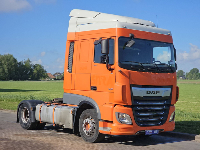 DAF XF 450 SPACECAB 2X TANK - Nyergesvontató: 5 kép. DAF XF 450 SPACECAB 2X TANK - Nyergesvontató: 5 kép.