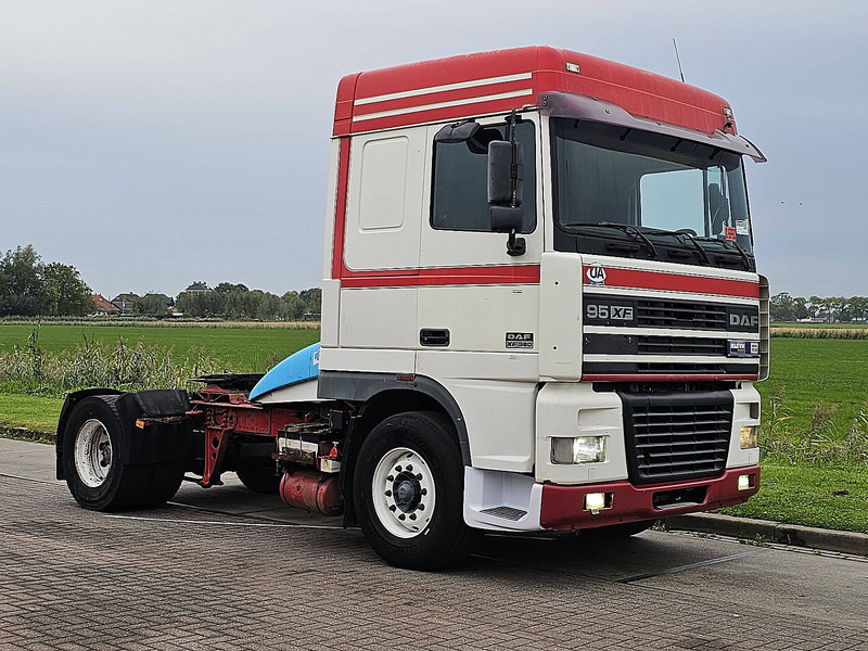 DAF XF 95.380 SPACECAB EURO 2 - Nyergesvontató: 5 kép. DAF XF 95.380 SPACECAB EURO 2 - Nyergesvontató: 5 kép.