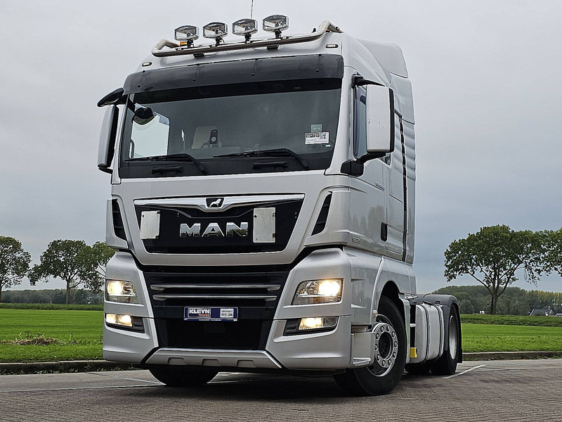 MAN 18.500 TGX XLX 2X TANK NIGHT AC - Nyergesvontató: 1 kép. MAN 18.500 TGX XLX 2X TANK NIGHT AC - Nyergesvontató: 1 kép.