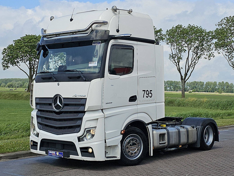 Mercedes-Benz ACTROS 1845 LS NR MP5 GIGASP. RET. - Nyergesvontató: 2 kép. Mercedes-Benz ACTROS 1845 LS NR MP5 GIGASP. RET. - Nyergesvontató: 2 kép.