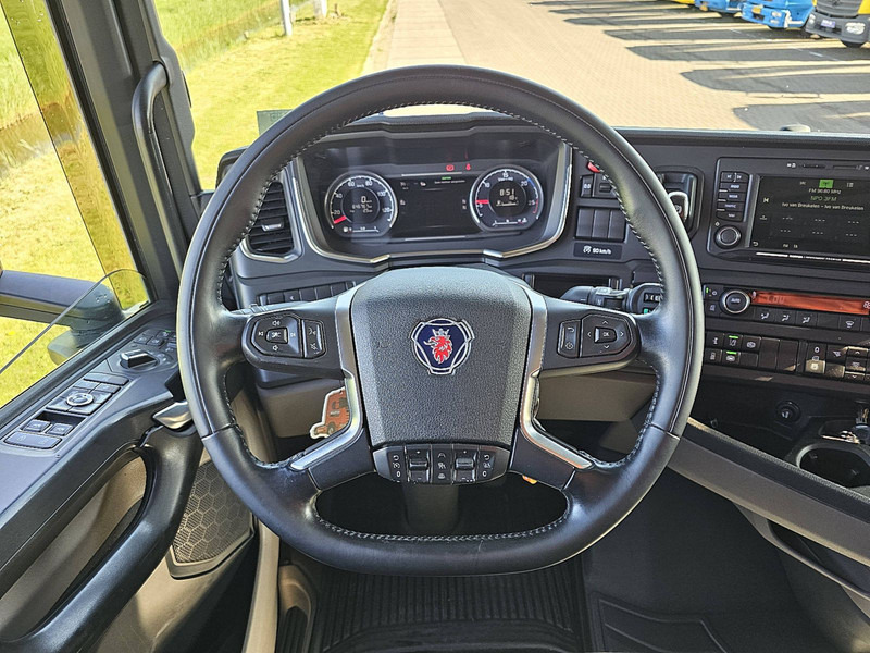 Nyergesvontató Scania S450: 11 kép.