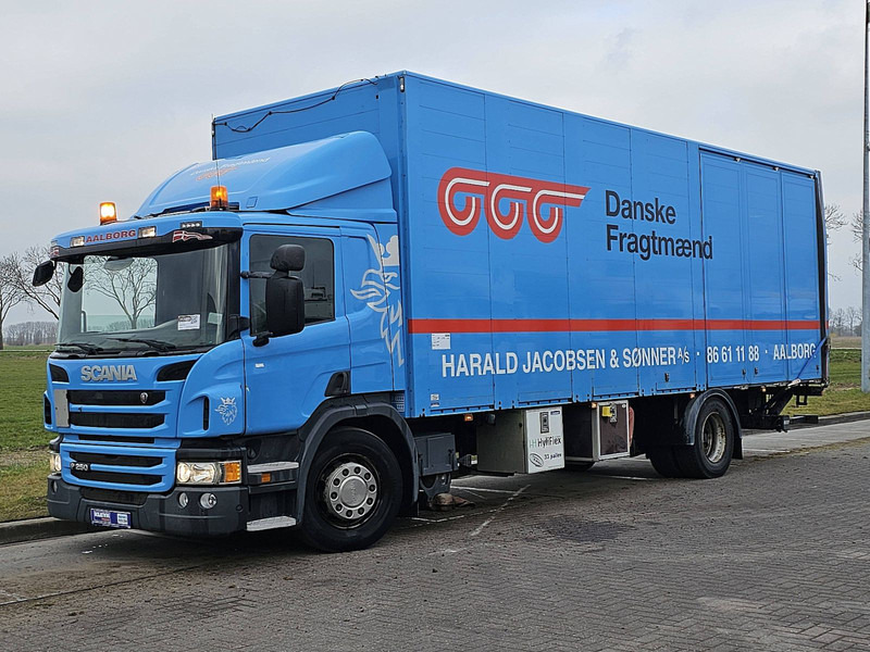 Scania P250 310TKM 2.5T LIFT - Dobozos felépítményű teherautó: 2 kép. Scania P250 310TKM 2.5T LIFT - Dobozos felépítményű teherautó: 2 kép.