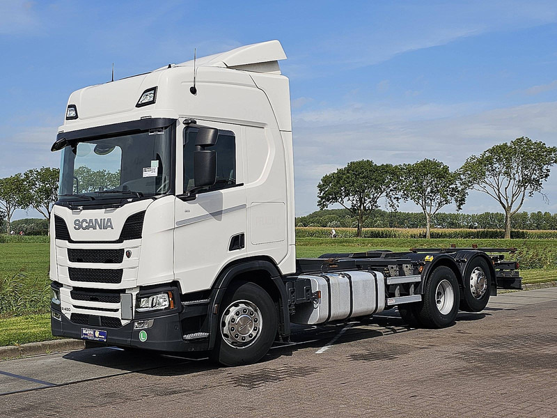 Scania R450 6x2*4 - Cserefelépítményes teherautó: 2 kép. Scania R450 6x2*4 - Cserefelépítményes teherautó: 2 kép.