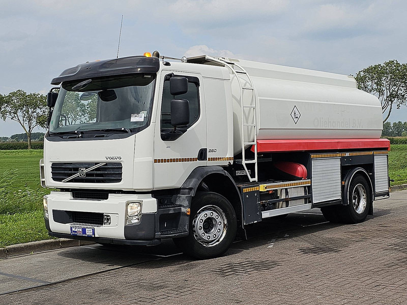 Volvo FE 260.18 - Tartályos teherautó: 2 kép. Volvo FE 260.18 - Tartályos teherautó: 2 kép.