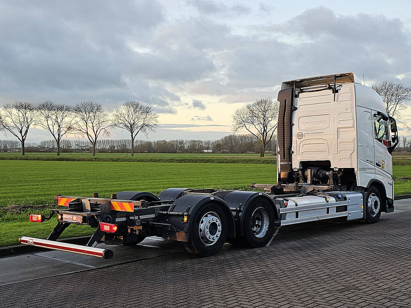 Volvo FH 460 - Cserefelépítményes teherautó: 3 kép. Volvo FH 460 - Cserefelépítményes teherautó: 3 kép.