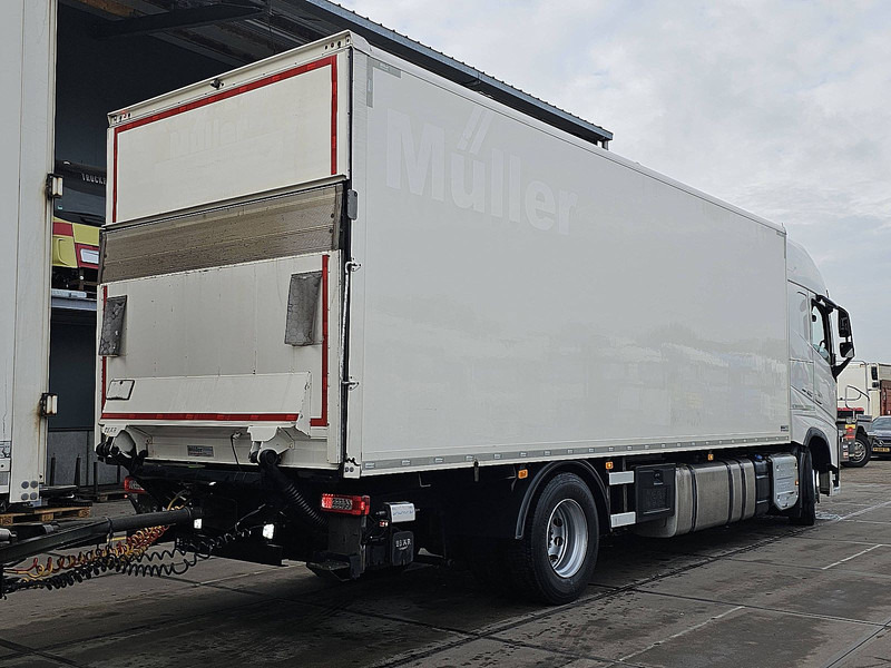 Volvo FH 460 - Dobozos felépítményű teherautó: 3 kép. Volvo FH 460 - Dobozos felépítményű teherautó: 3 kép.