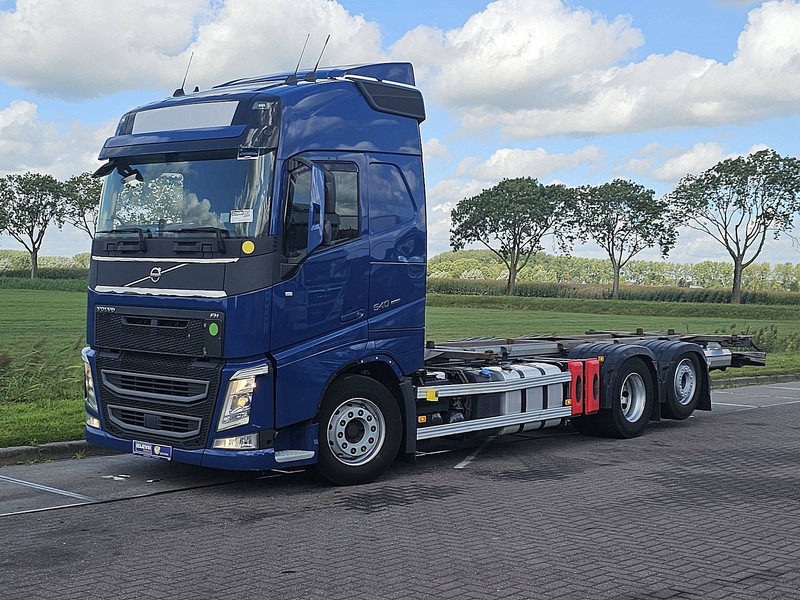Volvo FH 540 - Cserefelépítményes teherautó: 2 kép. Volvo FH 540 - Cserefelépítményes teherautó: 2 kép.