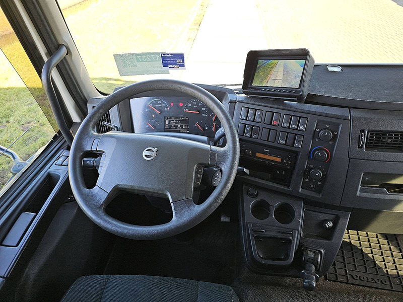Interior photo 1: Dobozos felépítményű teherautó Volvo FL 220.12 AIRCO LIFT SIDE DOOR