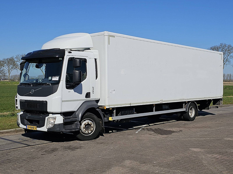 Volvo FL 250.12 - Dobozos felépítményű teherautó: 2 kép. Volvo FL 250.12 - Dobozos felépítményű teherautó: 2 kép.