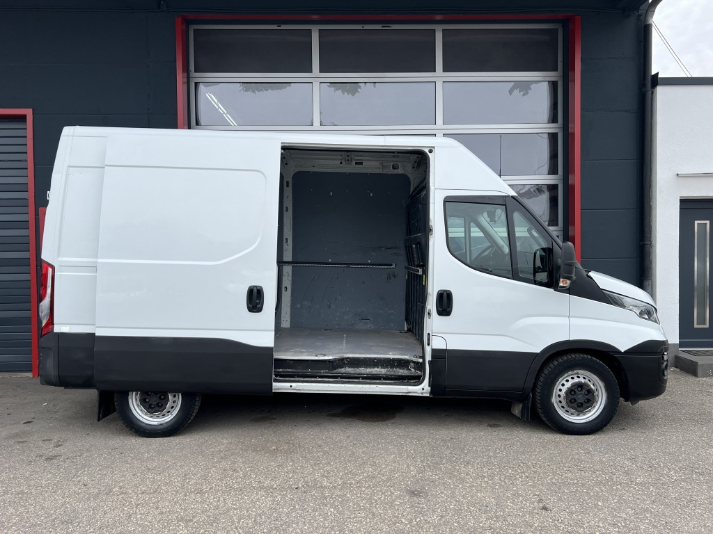 Iveco Daily 35S16 E6 Klima Tempomat Kamera AHK-3.500kg - Furgon: 5 kép. Iveco Daily 35S16 E6 Klima Tempomat Kamera AHK-3.500kg - Furgon: 5 kép.