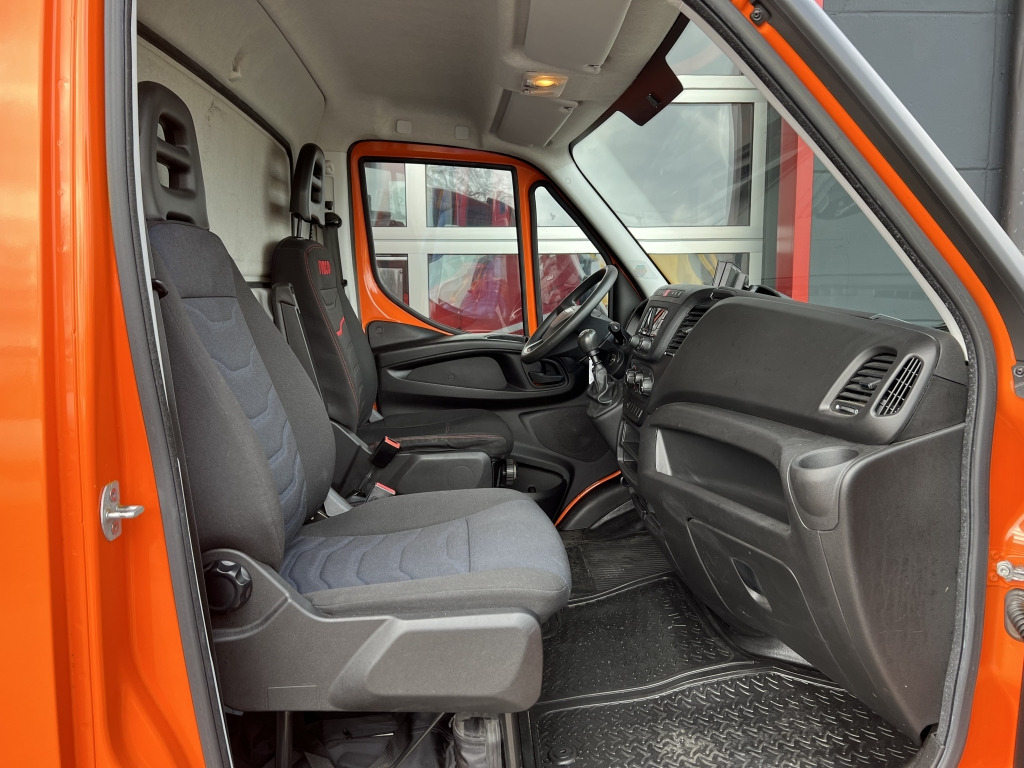Iveco Daily 35S14 Klima Orig.127'km Küche Doppelbett - Lakóautó: 5 kép. Iveco Daily 35S14 Klima Orig.127'km Küche Doppelbett - Lakóautó: 5 kép.