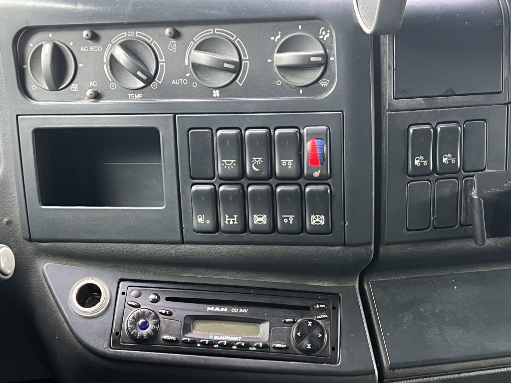 MAN TGA 26.440 6x2 LL Retarder Kran Palfinger 20002 - Ponyvás teherautó, Darus autó: 2 kép. MAN TGA 26.440 6x2 LL Retarder Kran Palfinger 20002 - Ponyvás teherautó, Darus autó: 2 kép.