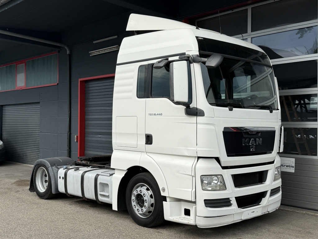 MAN TGX 18.440 EEV Klima 3-fach Motorbremse 2xTank - Nyergesvontató: 1 kép. MAN TGX 18.440 EEV Klima 3-fach Motorbremse 2xTank - Nyergesvontató: 1 kép.