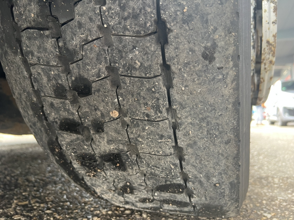 MAN TGX 18.440 Klimaautomatik Tempomat Motorbremse - Nyergesvontató: 4 kép. MAN TGX 18.440 Klimaautomatik Tempomat Motorbremse - Nyergesvontató: 4 kép.