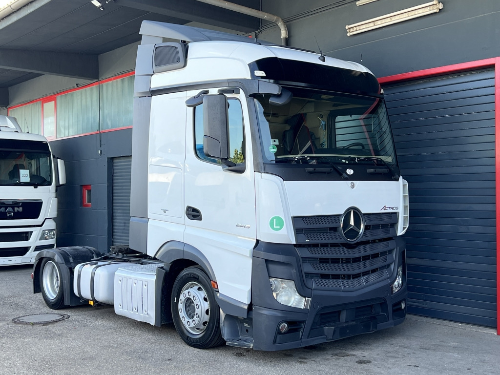 Mercedes-Benz Actros 1843 Euro6 Klimaanlage Motorbremse 2xTank - Nyergesvontató: 1 kép. Mercedes-Benz Actros 1843 Euro6 Klimaanlage Motorbremse 2xTank - Nyergesvontató: 1 kép.