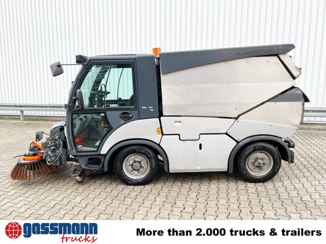 Hako Multicar Citymaster 2000 2B Kehrmaschine 4x2 - Utcaseprő gép: 2 kép. Hako Multicar Citymaster 2000 2B Kehrmaschine 4x2 - Utcaseprő gép: 2 kép.