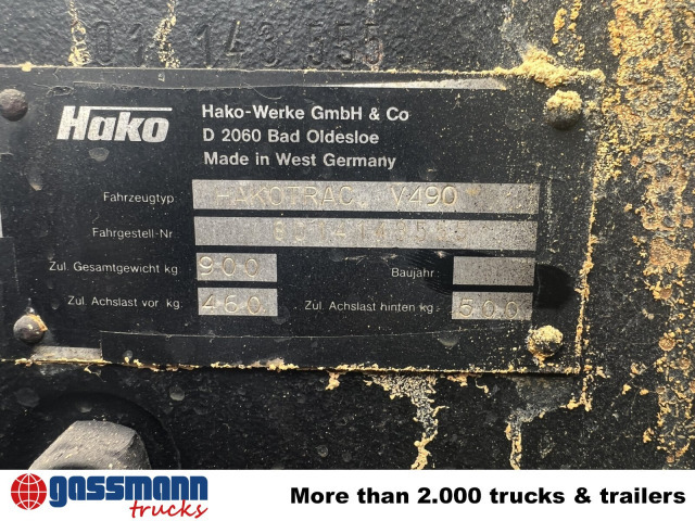 Hako V 490 mit Schneeschild und Ketten - Kommunális traktor: 2 kép. Hako V 490 mit Schneeschild und Ketten - Kommunális traktor: 2 kép.