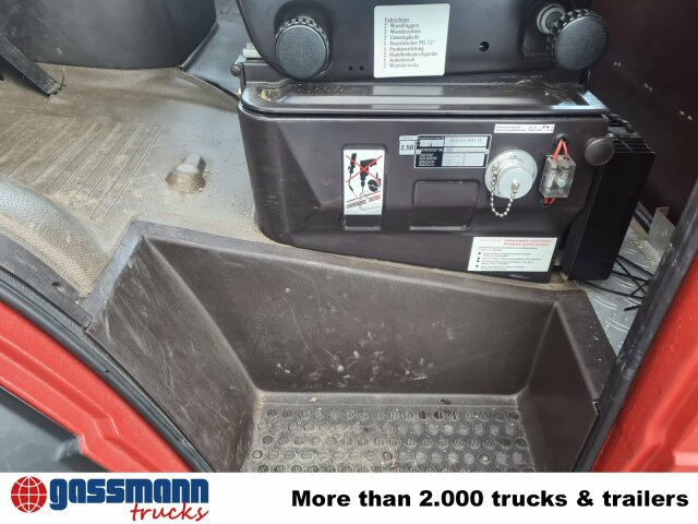 Mercedes-Benz 814 D 4x2 Doka, LF 8/6 - Tűzoltóautó: 4 kép. Mercedes-Benz 814 D 4x2 Doka, LF 8/6 - Tűzoltóautó: 4 kép.