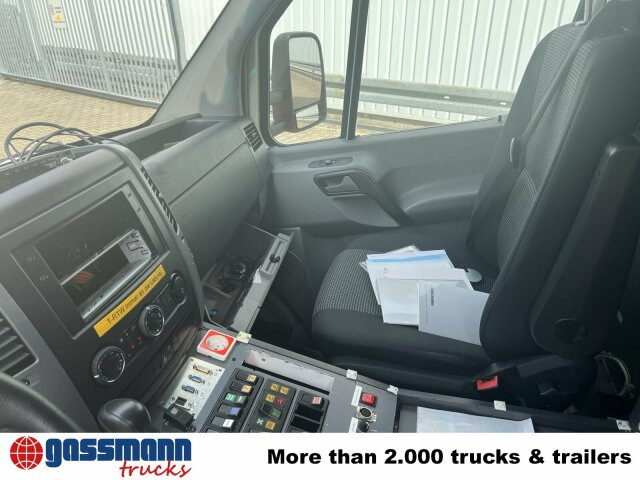 Mercedes-Benz Sprinter 516 CDI 4x2, Rettungswagen, Bi-Xenon - Furgon: 3 kép. Mercedes-Benz Sprinter 516 CDI 4x2, Rettungswagen, Bi-Xenon - Furgon: 3 kép.