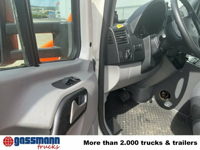 Mercedes-Benz Sprinter 516 CDI 4x2, Rettungswagen, Bi-Xenon - Furgon: 4 kép. Mercedes-Benz Sprinter 516 CDI 4x2, Rettungswagen, Bi-Xenon - Furgon: 4 kép.