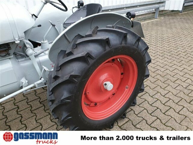 Traktor DL25 - Traktor: 2 kép. Traktor DL25 - Traktor: 2 kép.