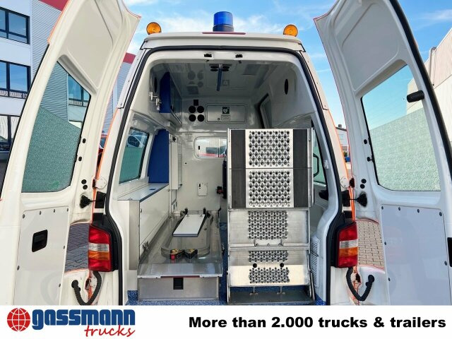 Volkswagen T5 2.5 TDI 4x2, Krankenwagen - Mentőautó: 2 kép. Volkswagen T5 2.5 TDI 4x2, Krankenwagen - Mentőautó: 2 kép.