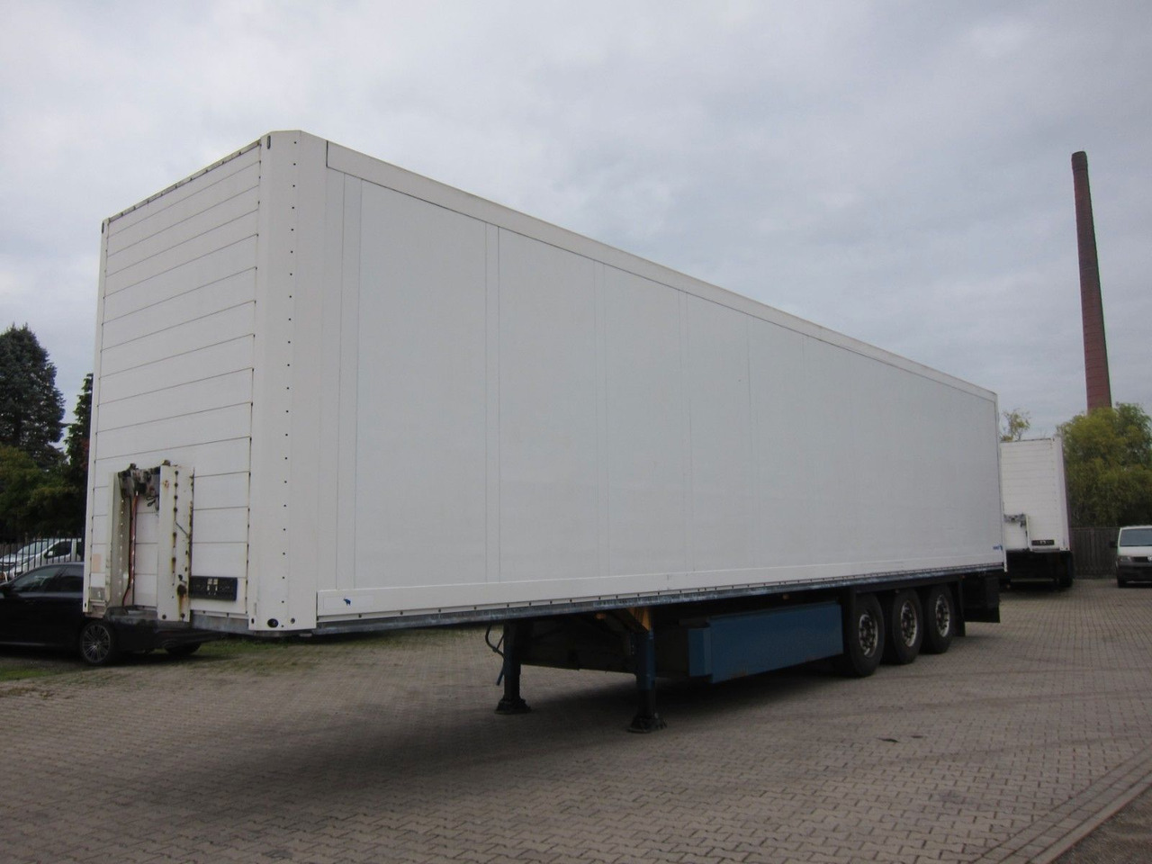 Schmitz Cargobull SKO 24 Iso-Koffer Doppelstock Lift Disc Top 2x - Félpótkocsi dobozos: 3 kép. Schmitz Cargobull SKO 24 Iso-Koffer Doppelstock Lift Disc Top 2x - Félpótkocsi dobozos: 3 kép.